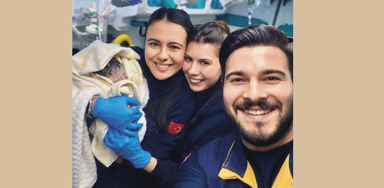Sabırsız bebek  dünyaya gözlerini  ambulansta açtı 