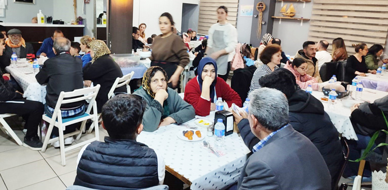 Hayırsever gurbetçi her akşam 130 kişiye iftar yaptırıyor 