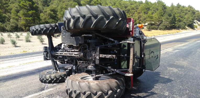 Devrilen traktörün  sürücüsü  kazayı  ucuz atlattı  