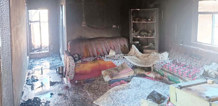 Çıkan yangında 2 katlı ev kül oldu, tütünler vatandaşlarca kurtarıldı   